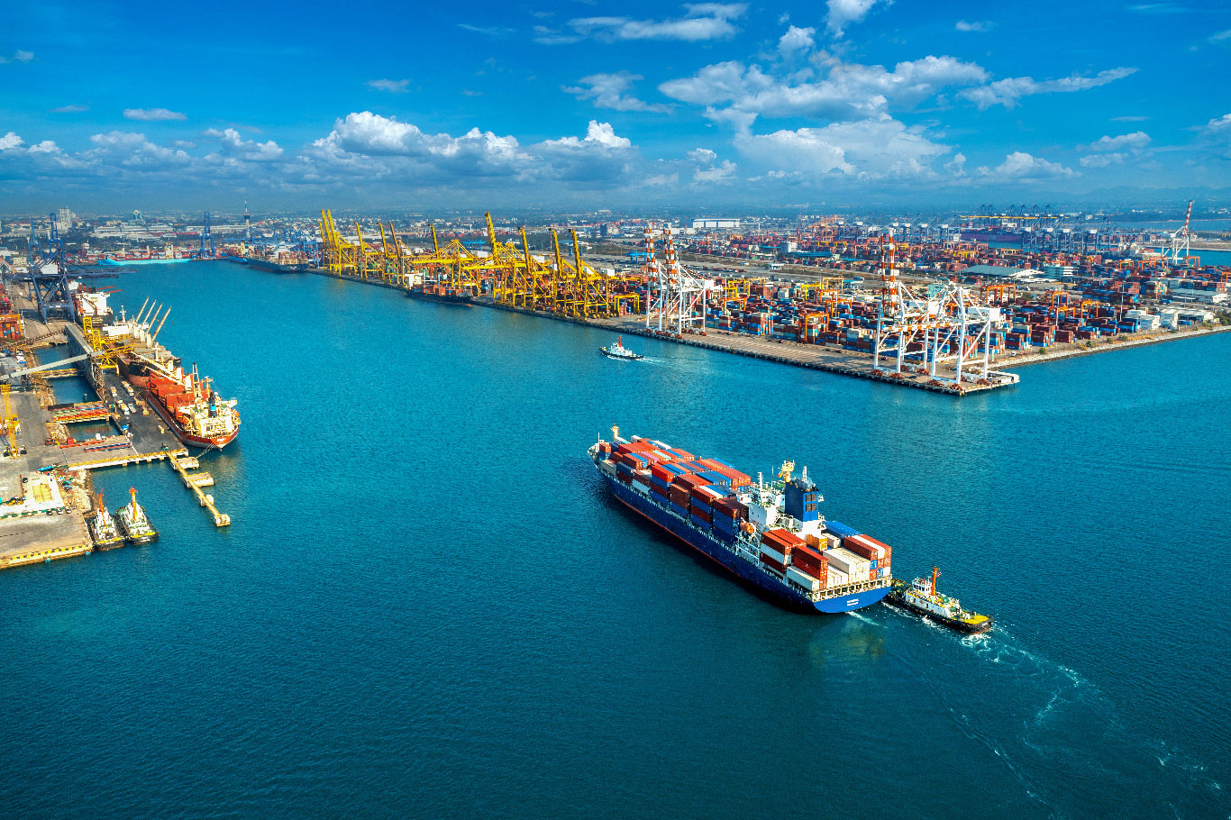Navio chegando ao porto